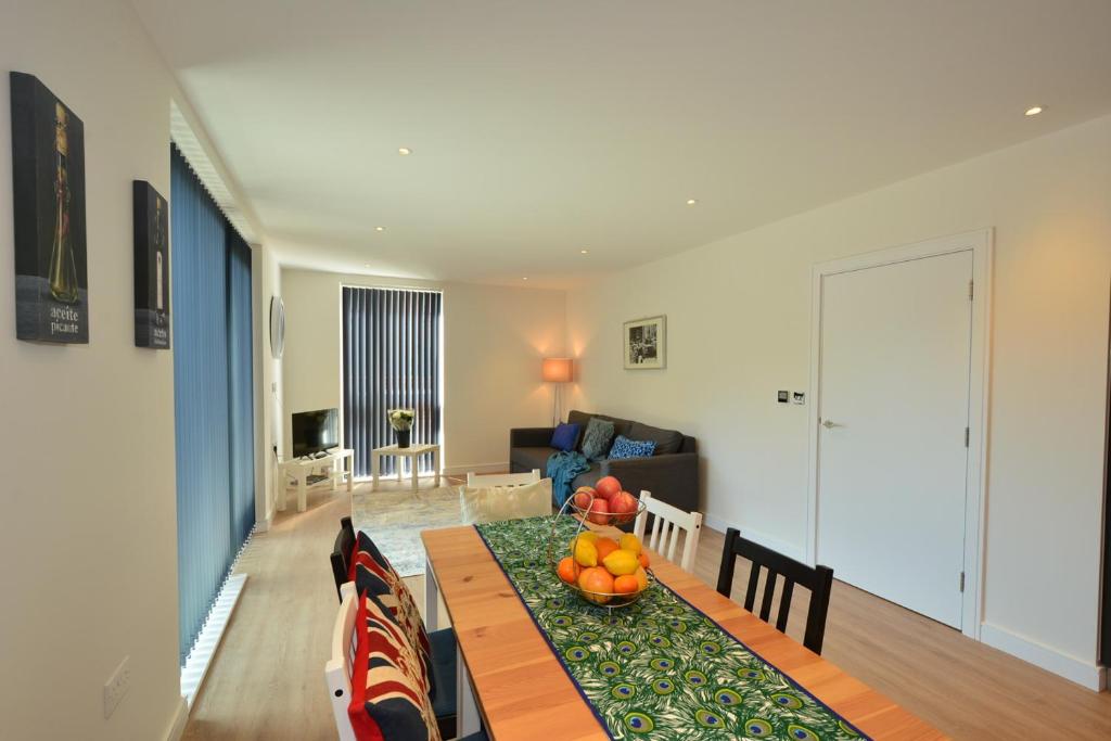Grand Apartments Kew Gardens room 2
