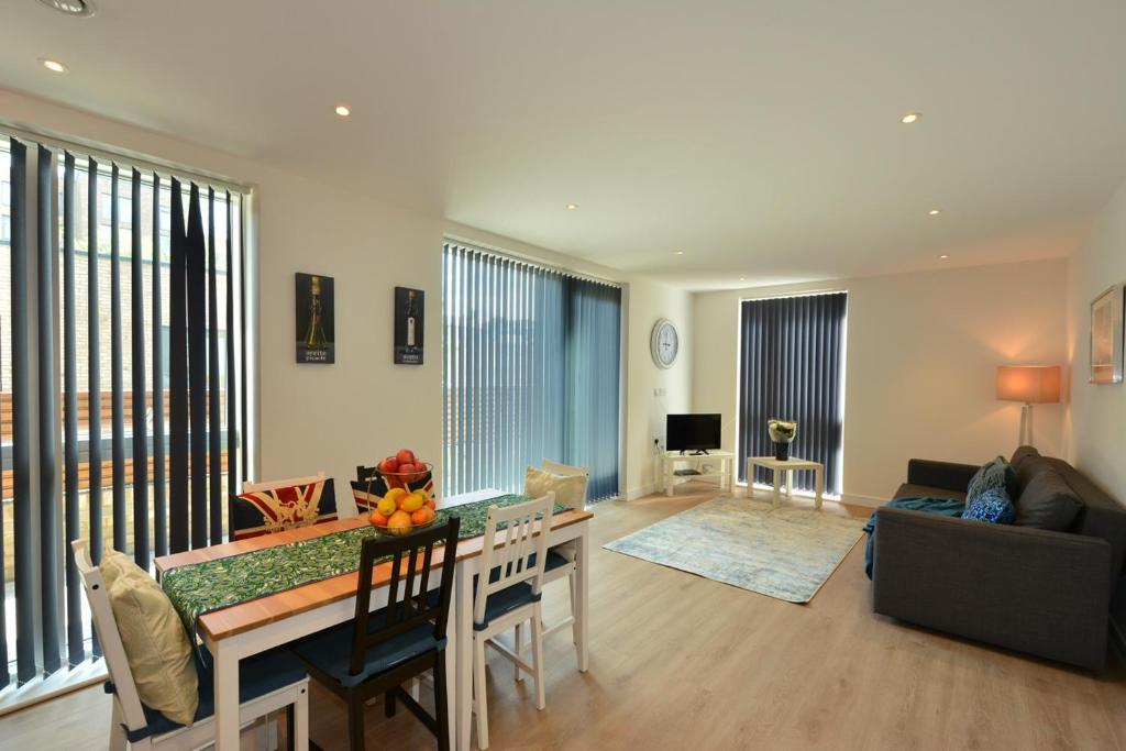 Grand Apartments Kew Gardens room 5